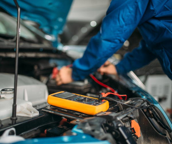 ładowanie akumulatora za pomocą prostownika