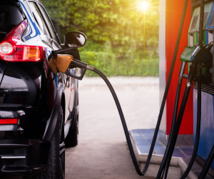 tankowanie samochodu na stacji paliw