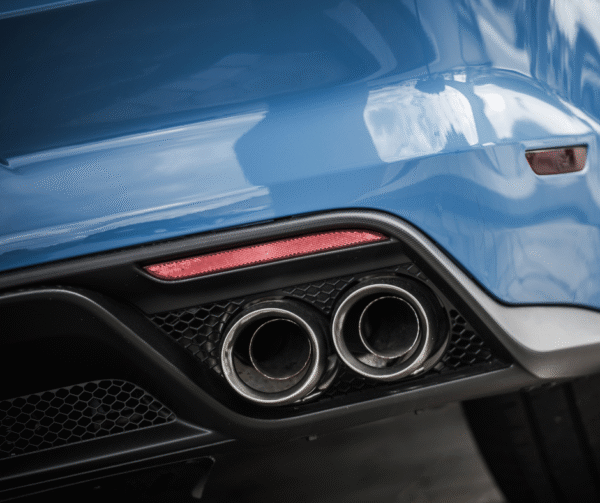 Tył niebieskiego samochodu z tłumikiem