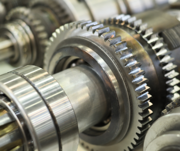 metalowe elementy w skrzyni biegów