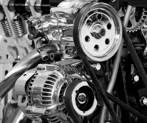 metalowe elementy w silniku samochodowym